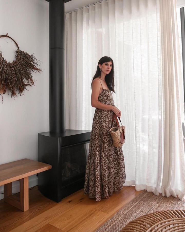 Llévalo con tus vestidos estampados favoritos. Tiene un color neutro que se adapta perfectamente a cualquier "print".