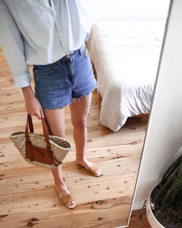 Y cuando llegue el verano combínalo con shorts vaqueros y sandalias planas.