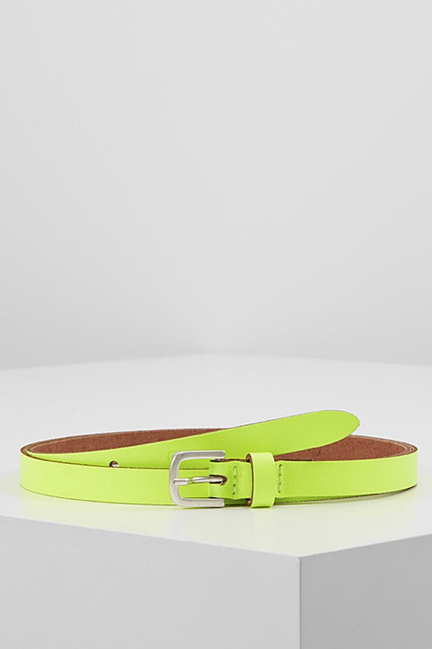 Cinturón verde neón de Vanzetti, disponible en la tienda multimarca Zalando.