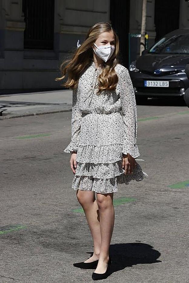 La Princesa de Asturias a su llegada al Instituto Cervantes con un vestido de la marca española Poète