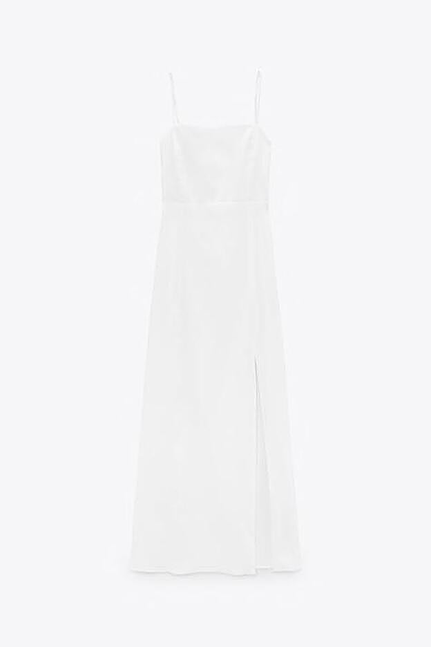 Vestido recto de tirantes con apertura lateral, de Zara (29,95 €).