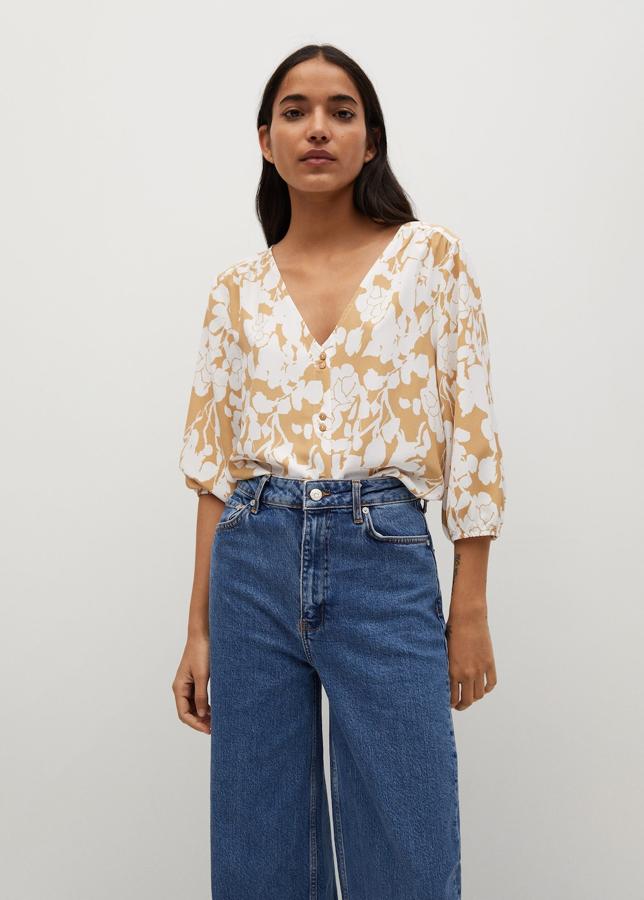 Blusa con estampado de flores en tonos mostaza y blanco de la nueva colección de primavera de Mango (25,99 euros)