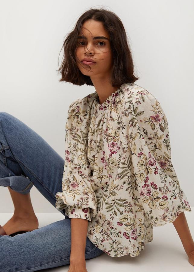 blusa con estampado de flores en tonos morados de la nueva colección de Mango (25,99 euros)