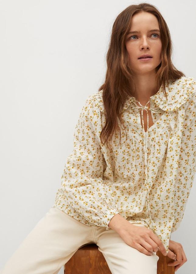 Blusa con estampado de flores en tonos mostaza de la nueva colecicón de primavera de Mango (29,99 euros)
