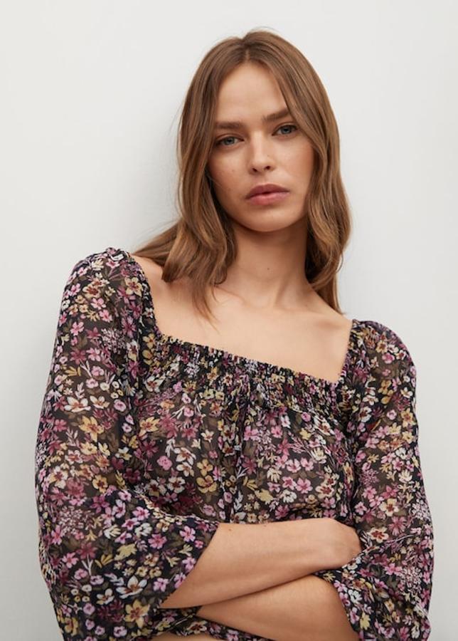 Blusa con escote cuadrado y estampado de flores de Mango (25,99 euros)