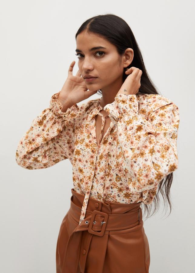 Blusa de manga larga con lazada al cuello de la nueva colección de Mango (29,99 euros)