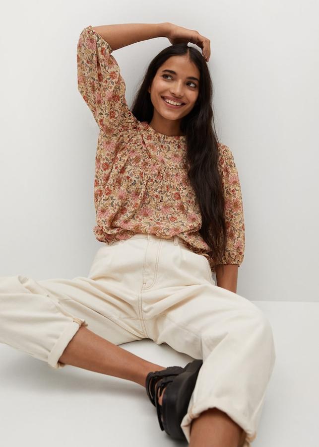 Blusa con estampado floral en tonos rosas y tierra con mangas abullonadas de la nueva colección de primavera de Mango (25,99 euros)