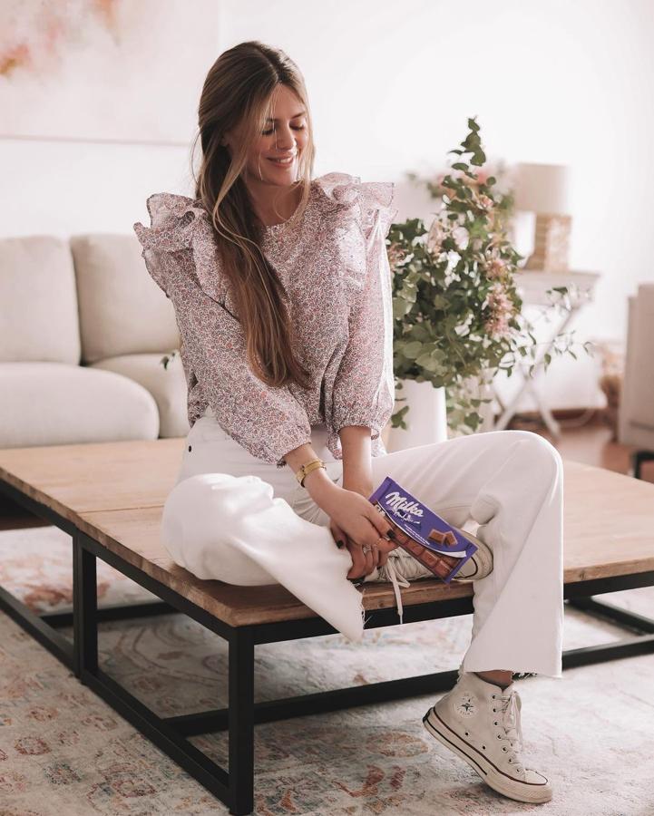 Un look con la blusa con estampado floral como protagonista. La firma Mango y tiene un precio de 39,99 euros.