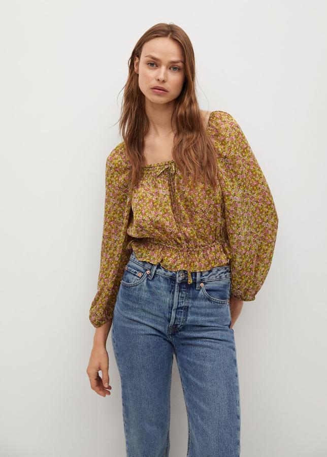 Blusa con estampado de flores en tonos mostaza y rosa de la nueva colección de primavera de Mango (25,99 euros)
