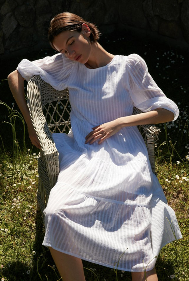 Teníamos que incluir un romántico vestido blanco, confeccionado en un tejido ligeramente translúcido y con unas discretas rayas. El diseño lleva unas bonitas mangas abullonadas y stá confeccionado en algodón cien por cine. Está en la nueva colección de Sfera por 15,99 euros.