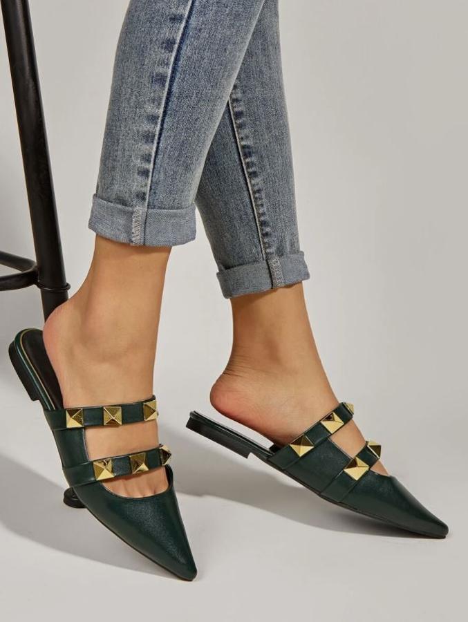 Mules planos con diseño de tachuelas de Shein. Están disponibles en negro, verde oscuro (las de la foto), rojo y blanco. Precio: 17,25€