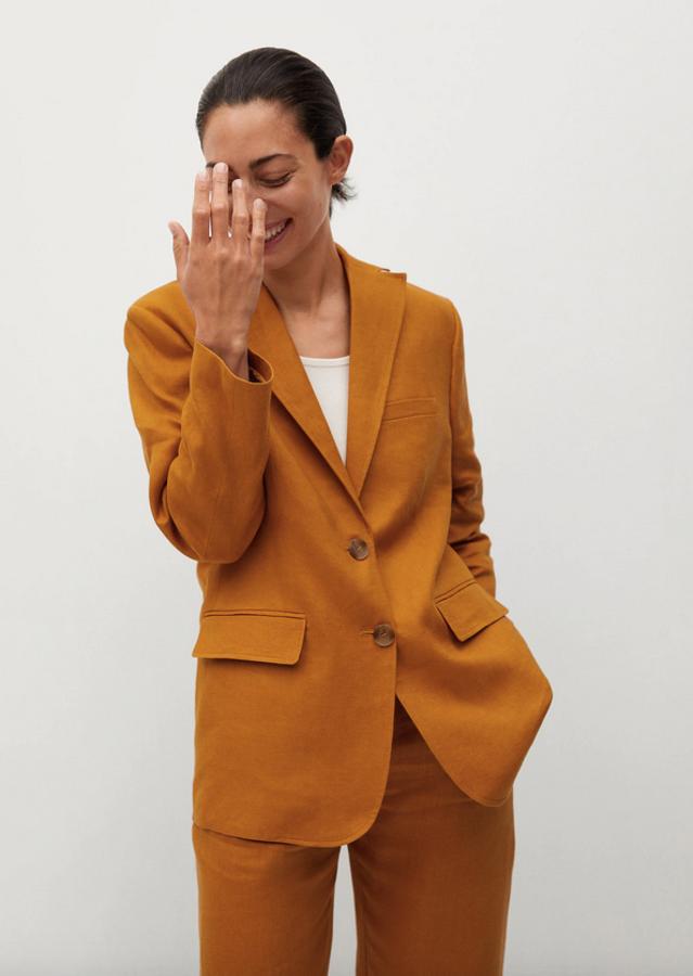 De venta exclusiva en la web de Mango, esta americana de Mango en lino es de diseño medio, tiene cuello de solapa, bolsillos de solapa laterales y abertura en el bajo en la espalda. Con un precio de 69,99 euros, podemos encontrarla entre las tallas XS y L.