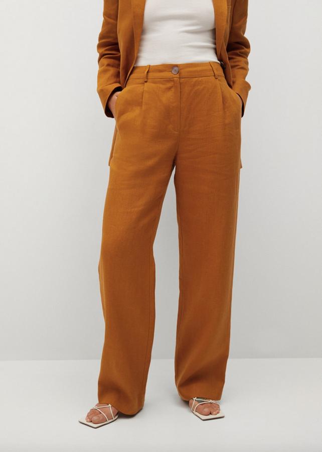 A juego con la americana, este pantalón en rojo anaranjado que solo se puede comprar en la tienda online de Mango es de corte recto, diseño medio y bolsillos laterales y tiene detalle de pinzas frontal. Confeccionado al 100% en lino, cuesta 39,99 euros y está disponible entre las tallas 34 y 40.