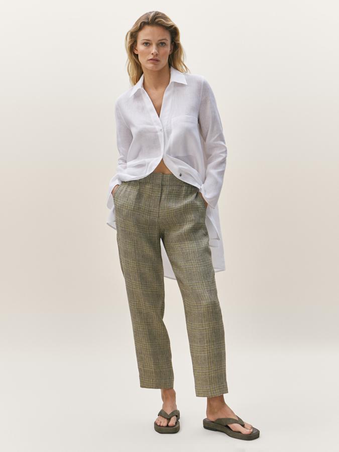 De corte recto, este pantalón a juego con la americana es de Massimo Dutti, viene con bajos con vuelta y cintura elástica y cuesta 69,95 euros. Está disponible entre las tallas 34 y 44.