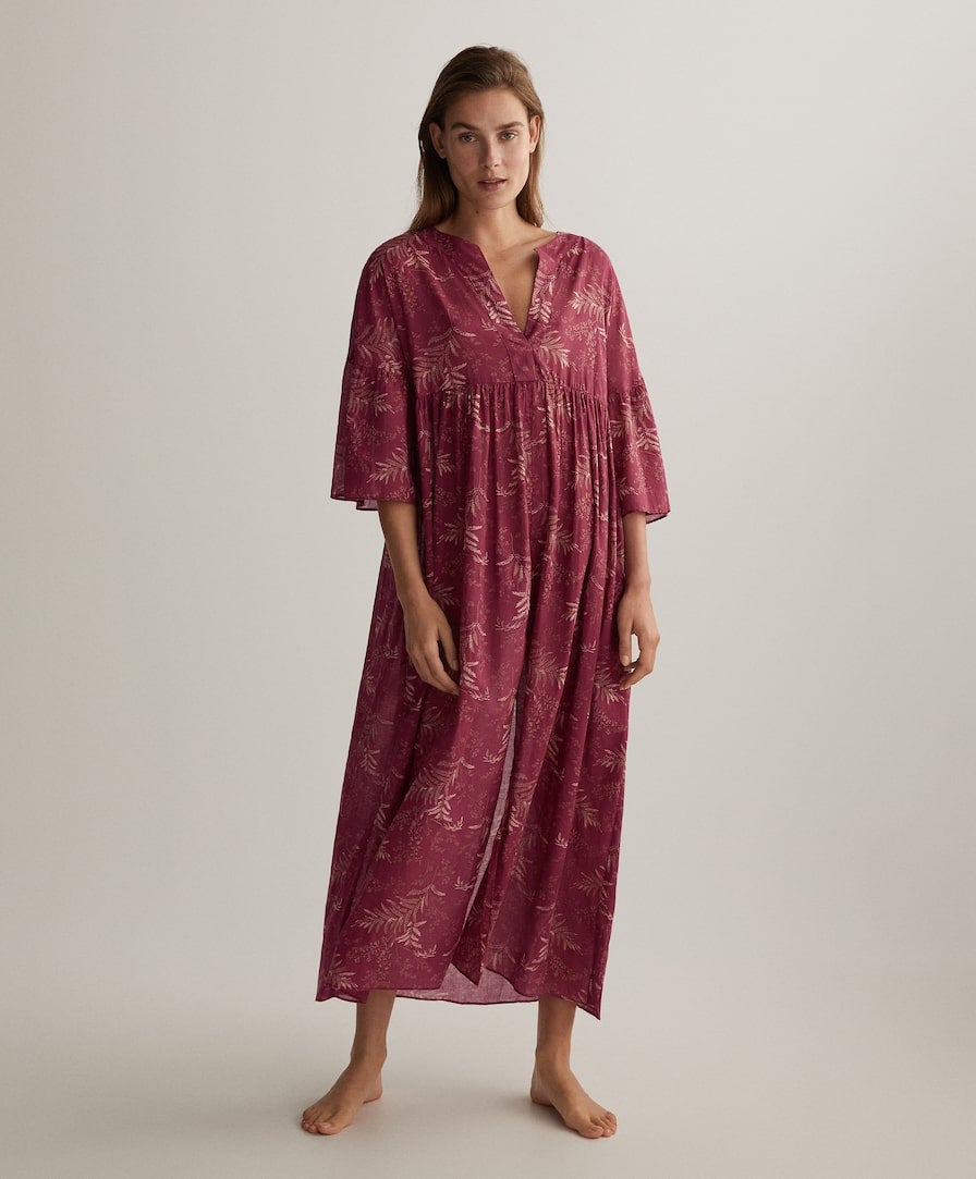 Ligero, fluido, amplio... este caftán de Oysho es más cómodo que cualquier otro vestido. Tejido 100% algodón y un estampado de espigas sobre un color vino super bonito. (39,99 euros).