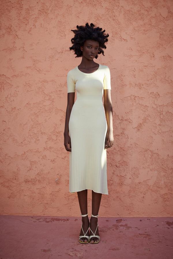 Vestido de punto en color vainilla de Zara (22,99 euros)