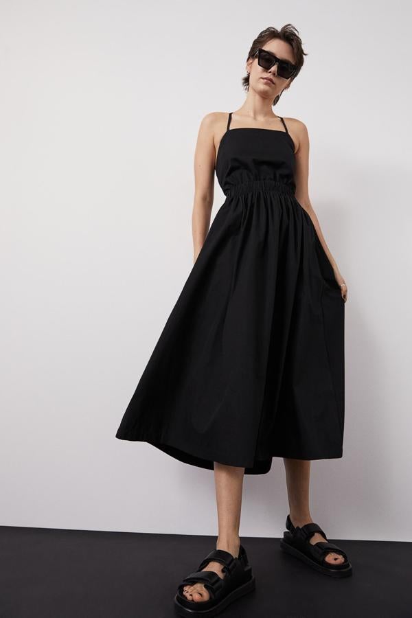 Vestido negro de tirantes de la nueva colección de primavera de Zara (29,99 euros)