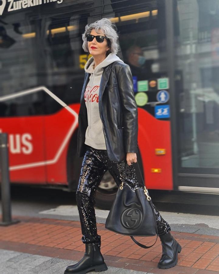 ¿Quién dijo que la slentejuelas no son para el día a día? Carmen Gimeno ha demostrado que sí añadiendo a estos pantalones de Zara, una sudadera de H&M y la blazer en cuestión. ¡Bravo!