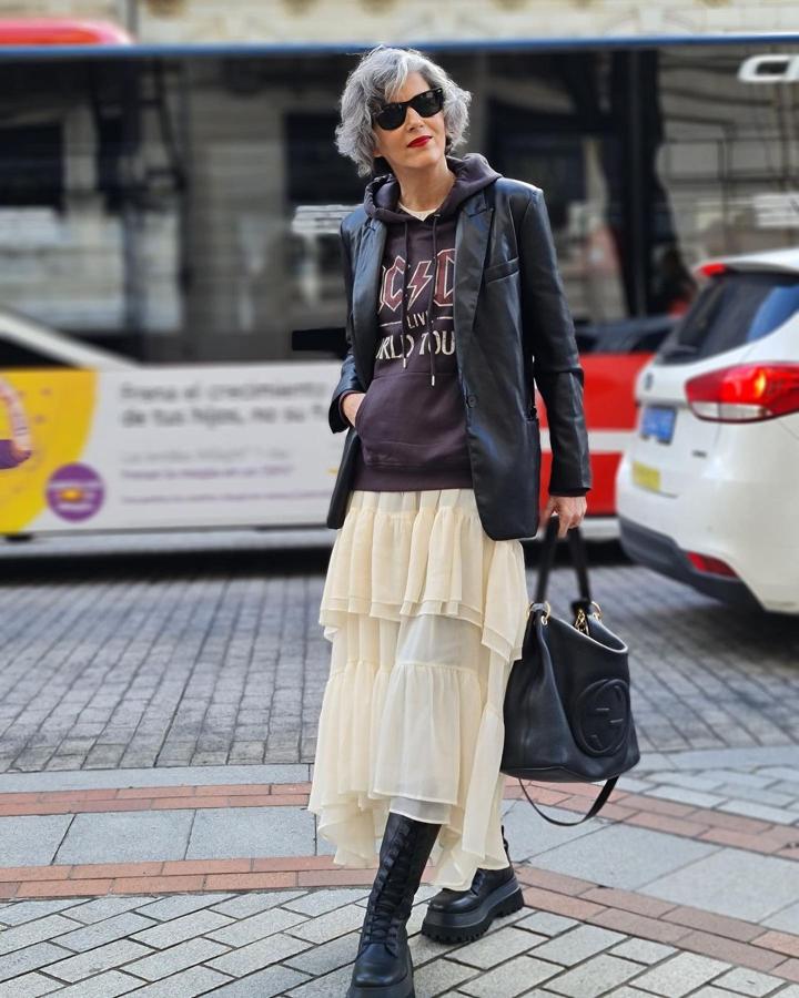 ¿Look original y sofisticado? Esta idea con sudadera con capucha de H&M y una falda de volantes en color crudo es lo más.