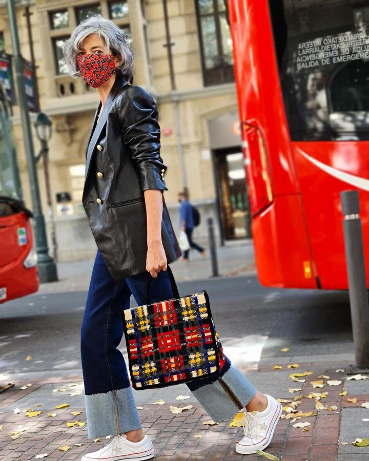 La manera más sencilla y fácil de combinar esta blazer es hacerlo con unos vaqueros. Pero puedes escoger un modelo original como estos de Zara que también  le hemos fichado a Alba Díaz y Vicky Martín Berrocal .