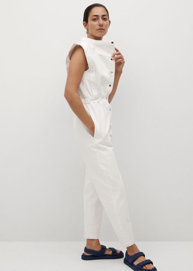 Confeccionado en 100% algodón, este mono largo denim de color blanco sin mangas cuenta con bolsillos laterales y cintura elástica. Es de Mango y tiene un precio de 49,99 euros.
