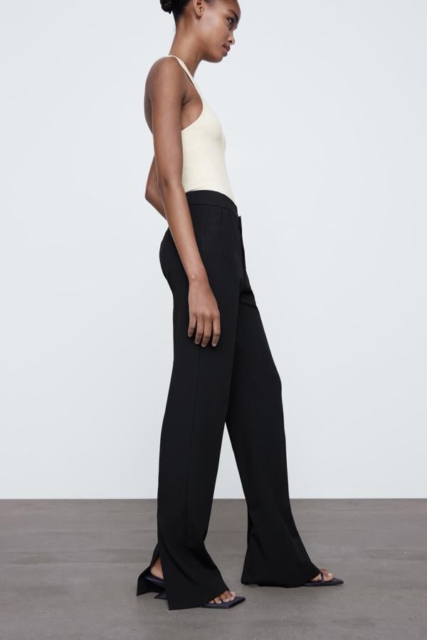 Pantalón de tiro alto con bolsillo laterales y aperturas traseras en el bajo, de Zara (25,95 €).