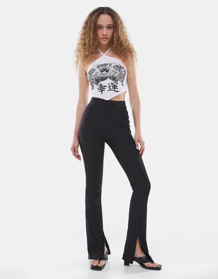 Pantalón ajustado de atlle alto y aperturalas laterales en el bajo, de Bershka (19,99 €).
