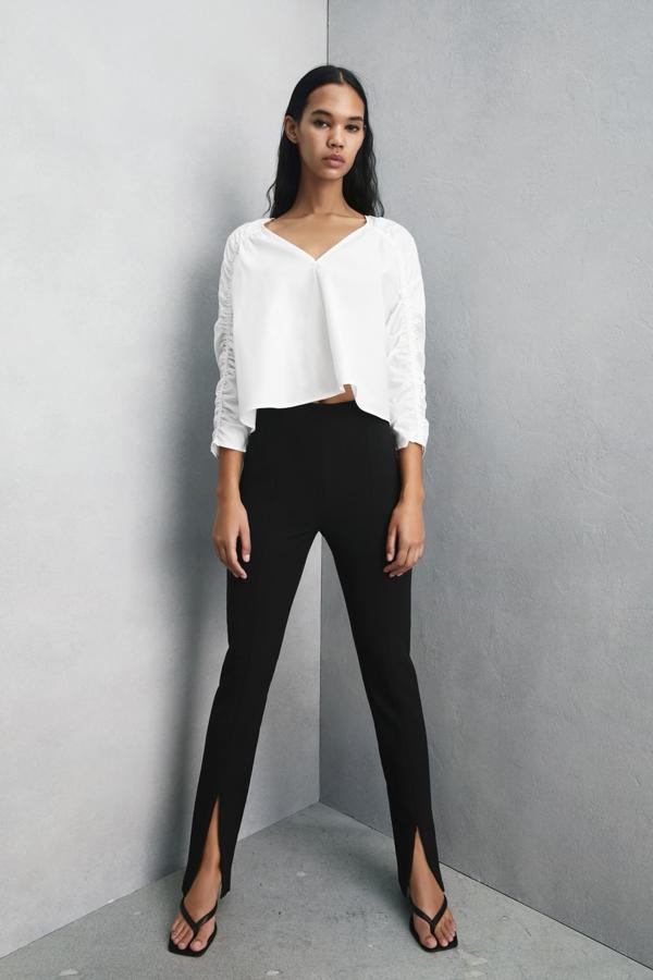 Pantalón de tiro alto con aperturas en el bajo y cierre de cremalleras, de Zara (25,95 €).