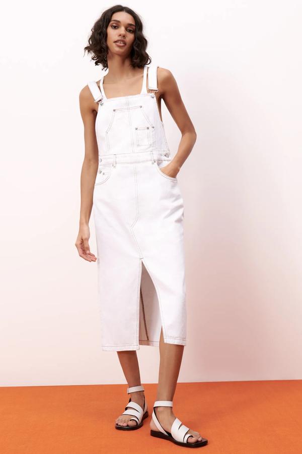 De escote recto y tirantes ajustables, este pichi denim en color blanco cuenta abertura en el bajo y detalle de pespuntes. Es de Zara y tiene un precio de 39,95 euros.