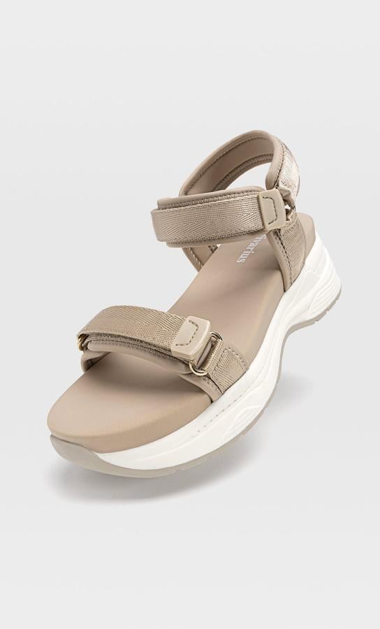 Estas sandalias planas tipo deportivas en color crudo cuentan con una suela con volumen y cierre mediante cintas adherentes en tira al tobillo. Tienen un precio de 29,99 euros.