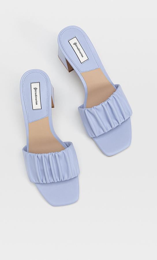 Disponible en varios colores, esta sandalia con tacón cuadrado de ocho centímetros de altura tiene un detalle de frunce en la tira frontal y un precio de 19,99 euros.