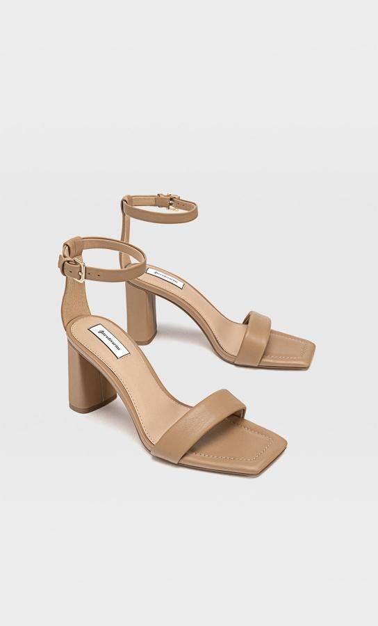 Con tacón de ocho centímetros de altura y disponible en beige o negro, esta sandalia cuenta con una tira delantera acolchada y una al tobillo con hebilla. Tiene un precio de 19,99 euros.