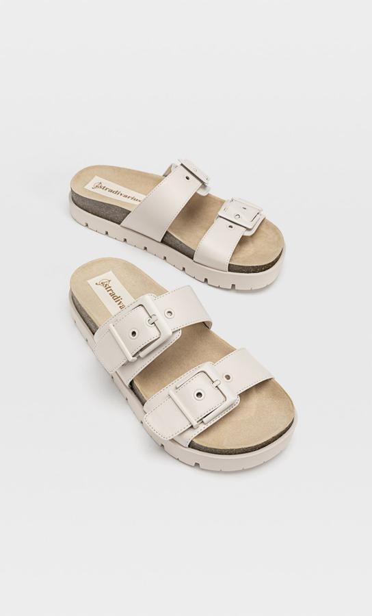 Estas sandalias planas están disponibles en varios colores. Con detalle de hebillas en las tiras delanteras y suela dentada, tienen un precio de 25,99 euros.