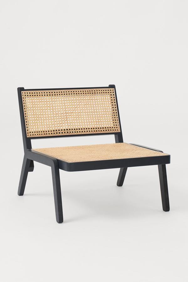 Este sillón bajo en madera meranti con respaldo y asiento de ratán tiene una altura de 58 centímetros, un largo de 64,5 y un ancho de 67,5 centímetros. Su precio es de 249 euros.