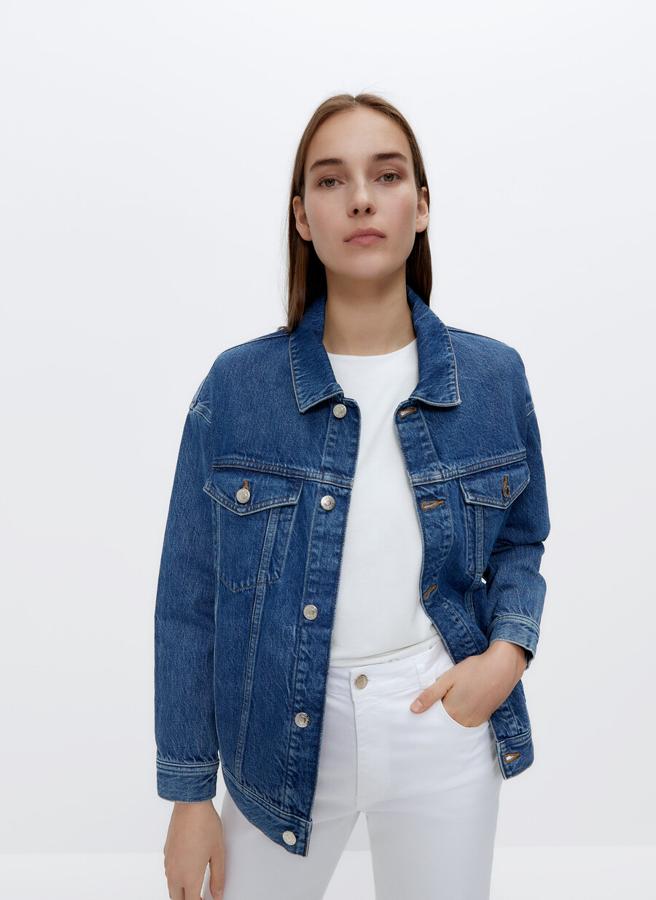 Cazadora vaquera ocura de Uterqüe, (99 euros).