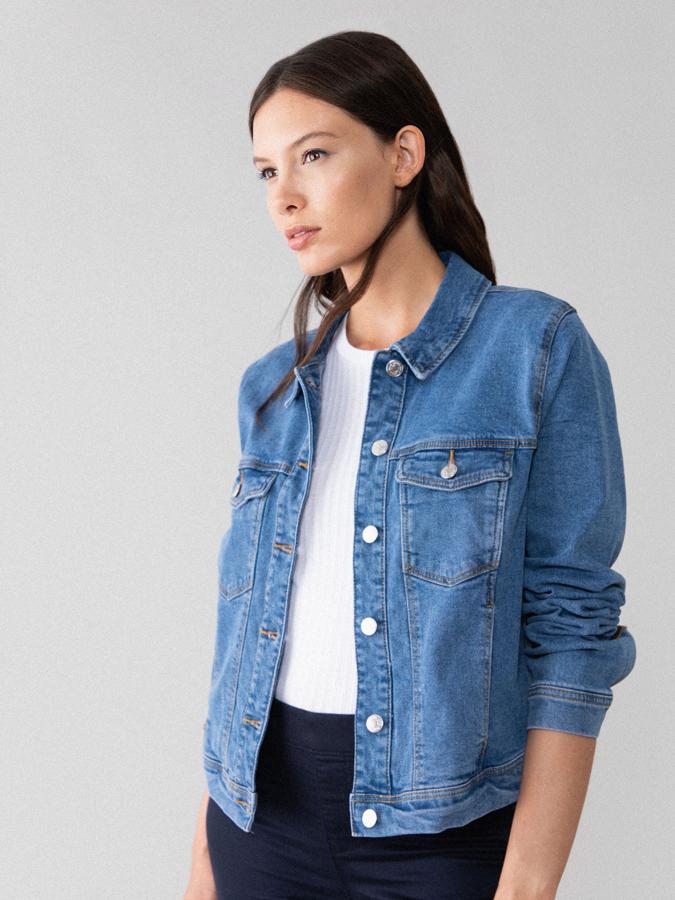 Chaqueta vaquera elástica de Lefties, (17,99 euros).