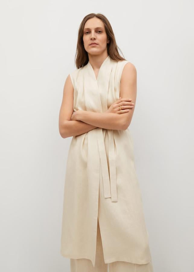 Chaleco de lino con cinturón a juego, de Mango (49,99 €).