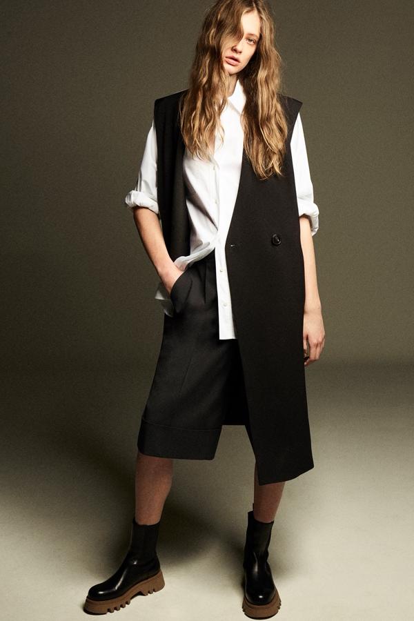 Chaleco masculino cruzado con doble botonadura, de Zara (49,95 €).