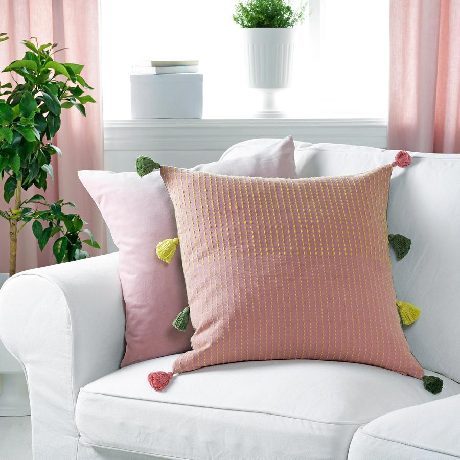 Esta funda de cojín en rosa y verde tiene unas medidas de 50x50 centímetros y ha pasado de costar 12 euros a 7 euros.