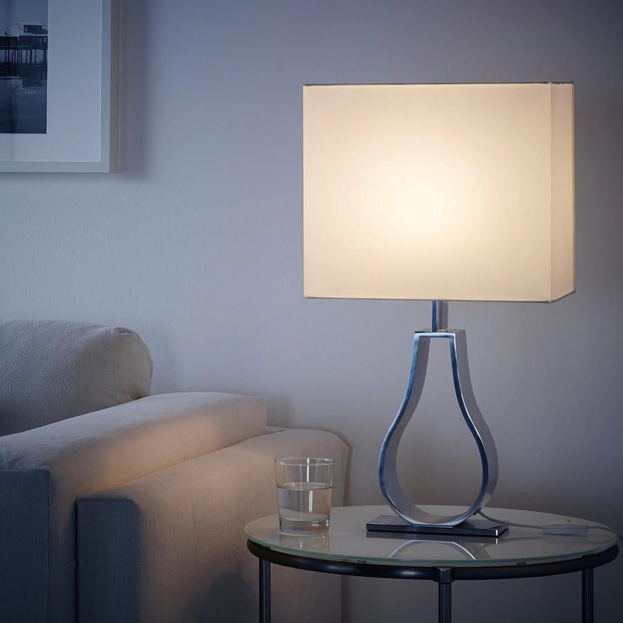 Esta lámpara de mesa niquelada ha pasado de 30 euros a tener un precio actual de 19 euros.