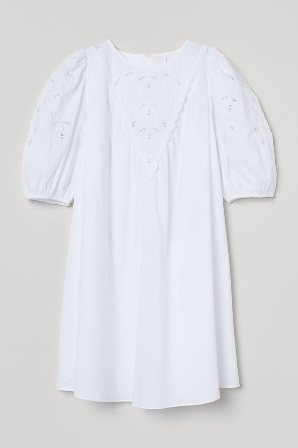 Este vestido corto de algodón con bordado inglés en el cuerpo y las mangas cuenta con manga corta fruncida y cierre de lágrima con botón en la nuca. Es de H&M y tiene un precio de 29,99 euros.