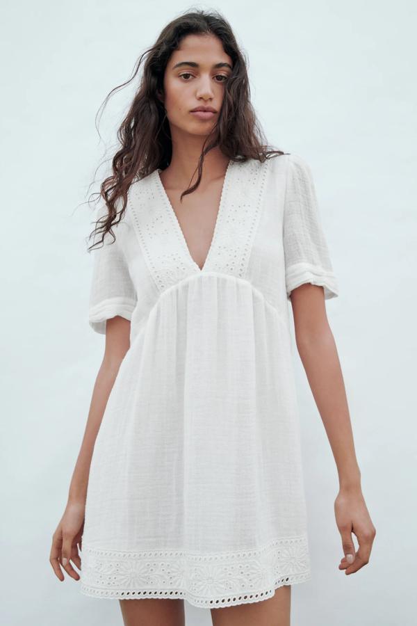 Confeccionado en mezcla de lino, este vestido corto con escote de pico y detalle de bordados es de Zara y tiene un precio de 29,95 euros.