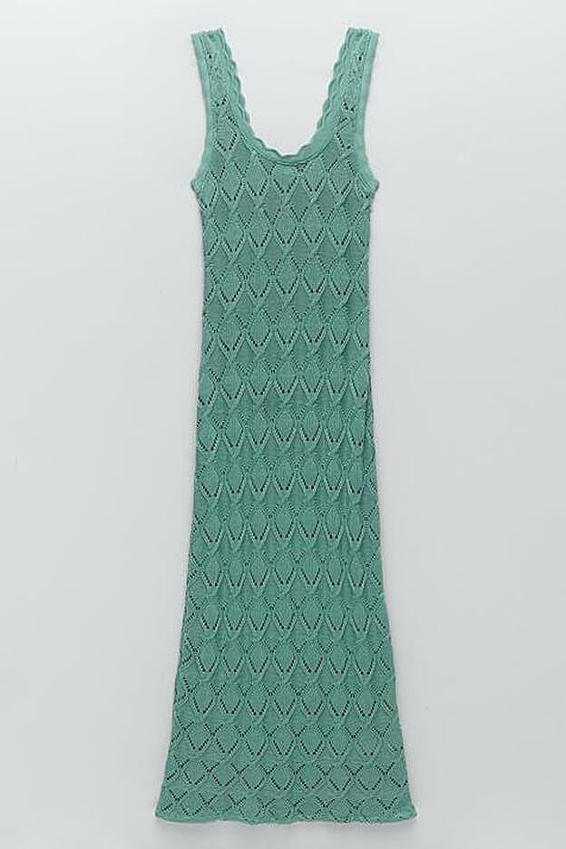 Confeccionado en crochet de color verde lavado, este vestido largo resulta de lo más favorecedor.