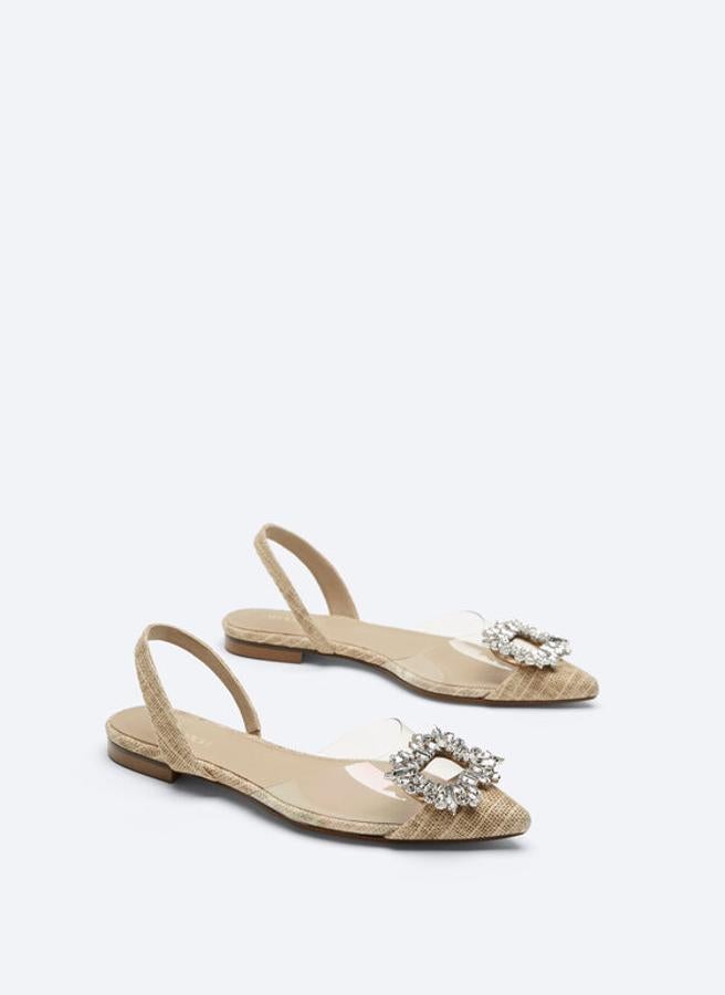 Destalonado de vinilo y detalle joya de Uterqüe. Precio: 99 euros.