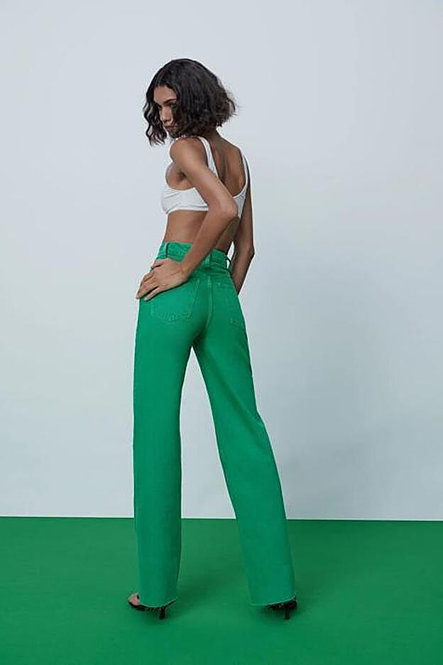 Jeans Wide Leg de Zara en color verde. Disponible también en amarillo pastel y azul celeste.