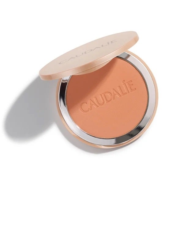 Caudalie Teint Divin: maquillaje en polvo con minerales con un efecto iluminador irresistible. Acabado mate y natural, hidratan, unifican e iluminan el rostro de forma instantánea. Son no comedogénicos y no contienen parabenos, fenoxietanol, ftalatos, aceites minerales e ingredientes de origen animal, por lo que son aptos para todo tipo de pieles.  Rebajados de 36,15 a 16,59 euros .