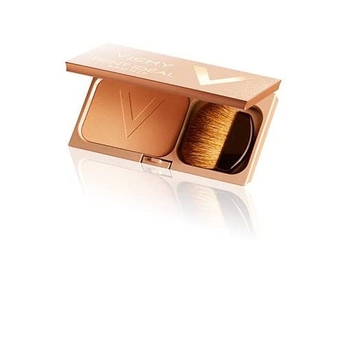 Vichy Teint Ideal Bronze: unos polvos compactos bronceadores que te darán el toque de color rejuvenecedor y luminoso que tu tez necesita si este verano tampoco planeas ir a la playa. ( 28,75 euros ).