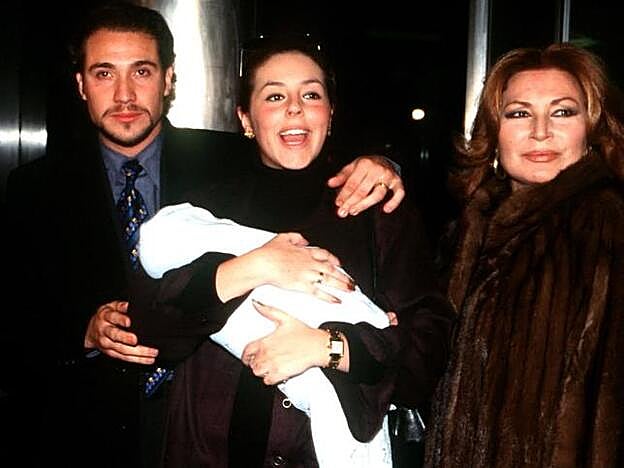 Rocío Carrasco al salir del hospital tras dar a luz a su hija con 19 años acompañada de Antonio David Flores y su madre, Rocío Jurado.