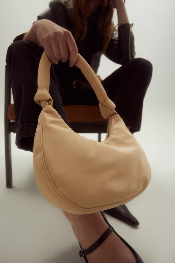 Bolso tipo baguette en tejido técnico, de Sfera (16,99 €).