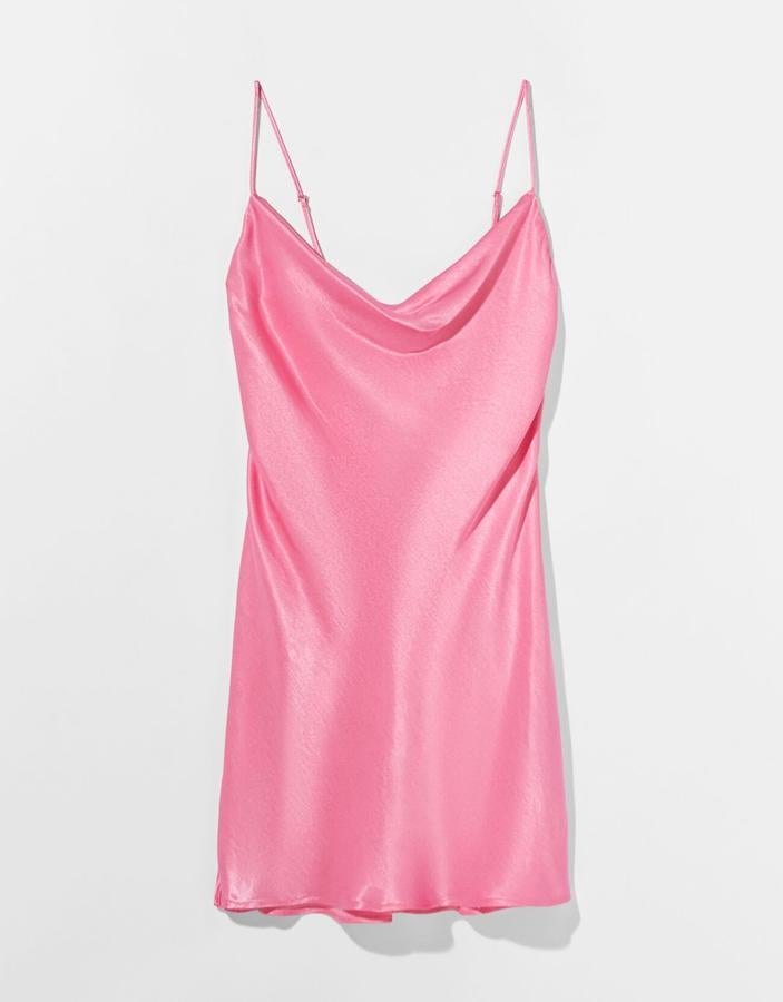 Vestido lencero con efecto satinado y tirantes finos, de Bershka (17,99 €).